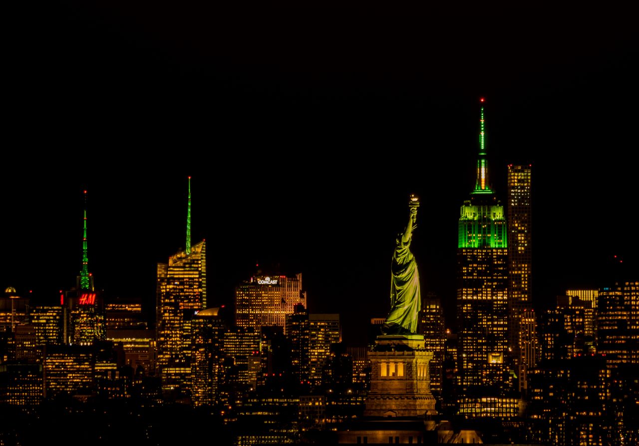 New York Szent Patrik nap alkalmából zölden világít