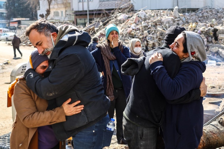 Hozzátartozójuk felől várnak híreket emberek a törökországi Adiyamanban 2023. február 11-én, öt nappal a Dél-Törökországot és Észak-Szíriát sújtó 7,8-es erősségű földrengés után.