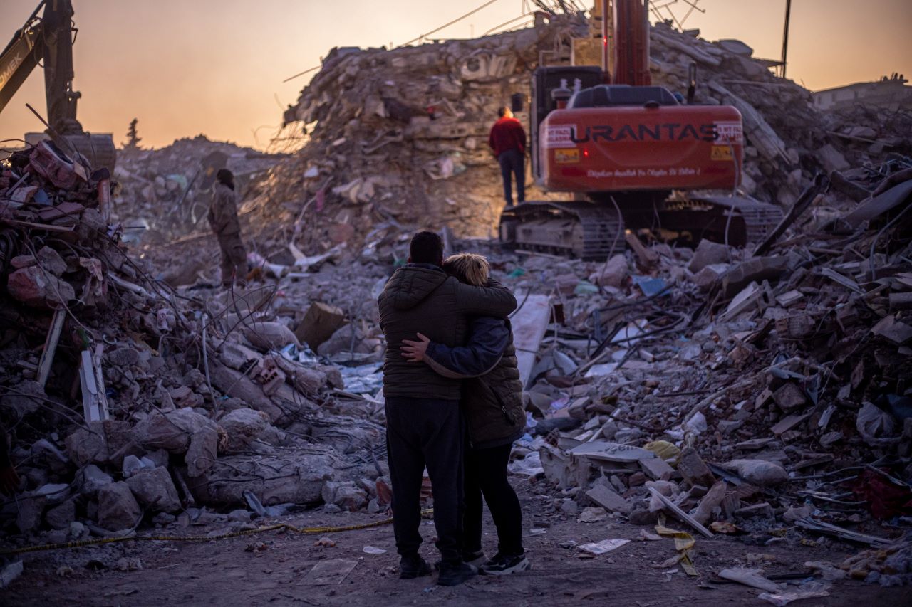 A mentést nézi egy pár a törökországi Hatayban 2023. február 14-én, nyolc nappal a Dél-Törökországot és Észak-Szíriát sújtó 7,8-es erősségű földrengés után.