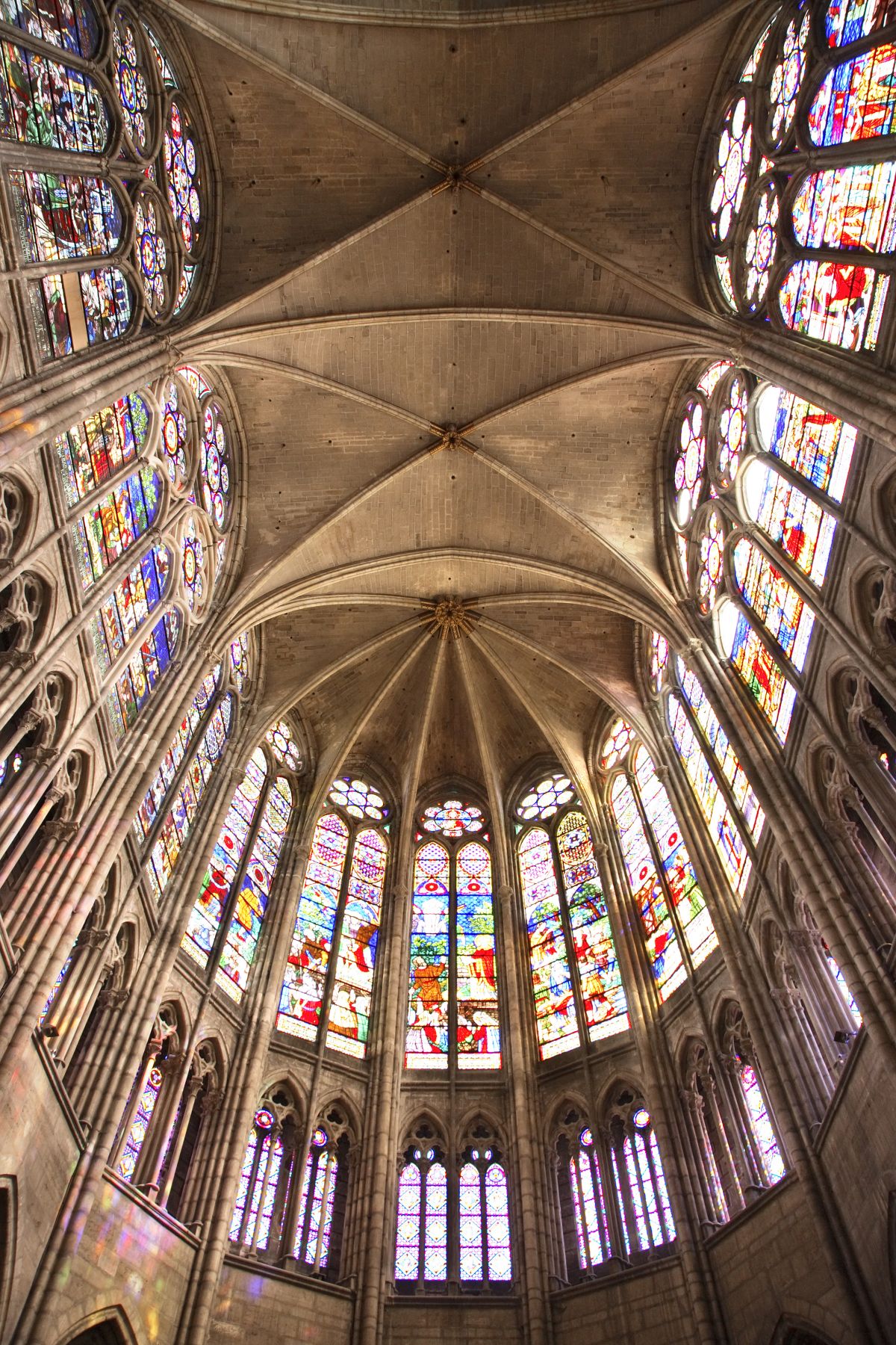 A Saint-Senis-bazilika polikarbonát ablakai 2007-ben.