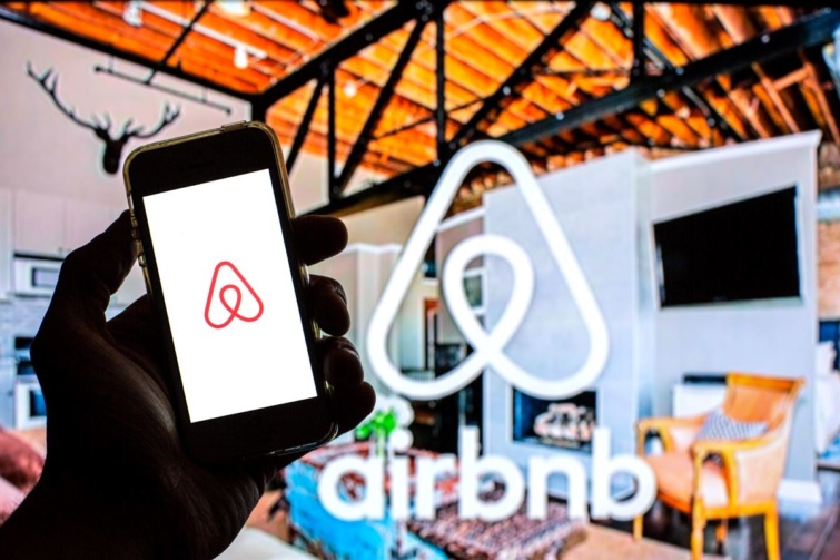 Airbnb mobilalkalmazás és egy kiadó szállás