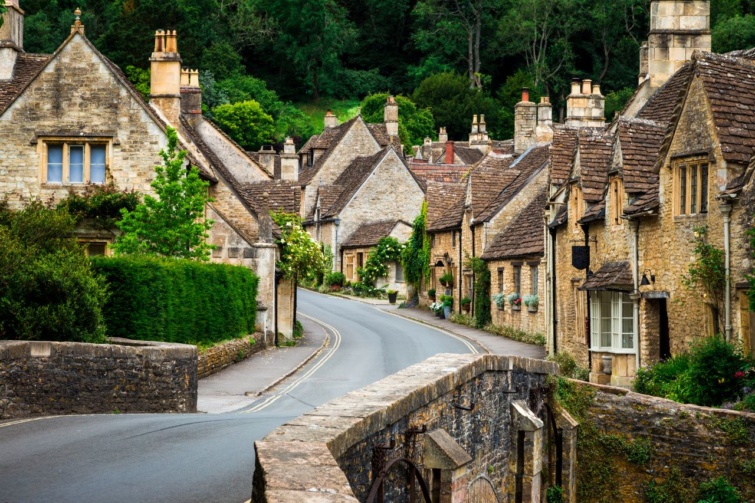 Színes kép, amely egy hagyományos angol falut ábrázol a délnyugat-angliai Cotswolds területén