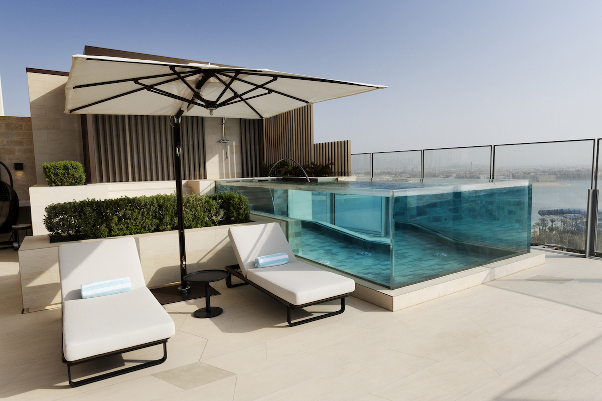 Dubaj luxusszállodájának tetején található privát medencéjének egyike