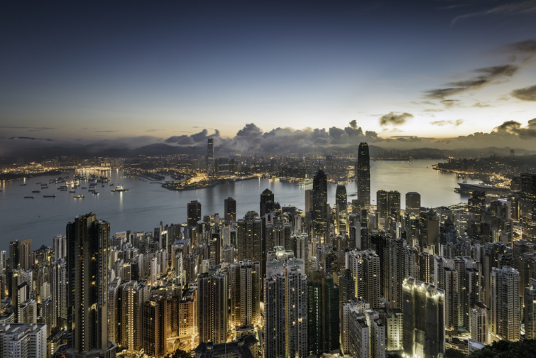 Hong Kong város felülnézetből a naplementében
