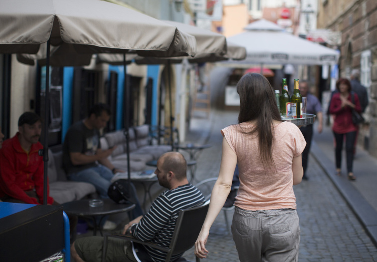 Pincér viszi el egy horvátországi vendéglőből az iralokat