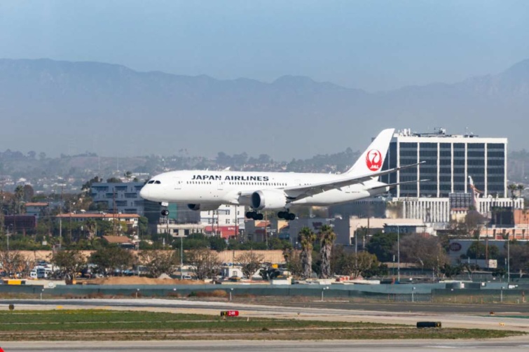 A Japan Airlines Boeing 787-8 Dreamliner gépe landol Los Angelesben