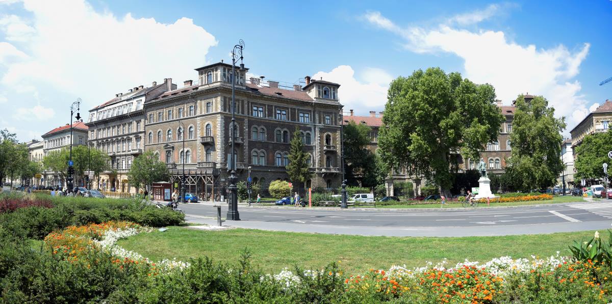 A Kodály körönd látképe, középen a Szinyei Merse és az Aradi utcára néző háromudvaros épület.
