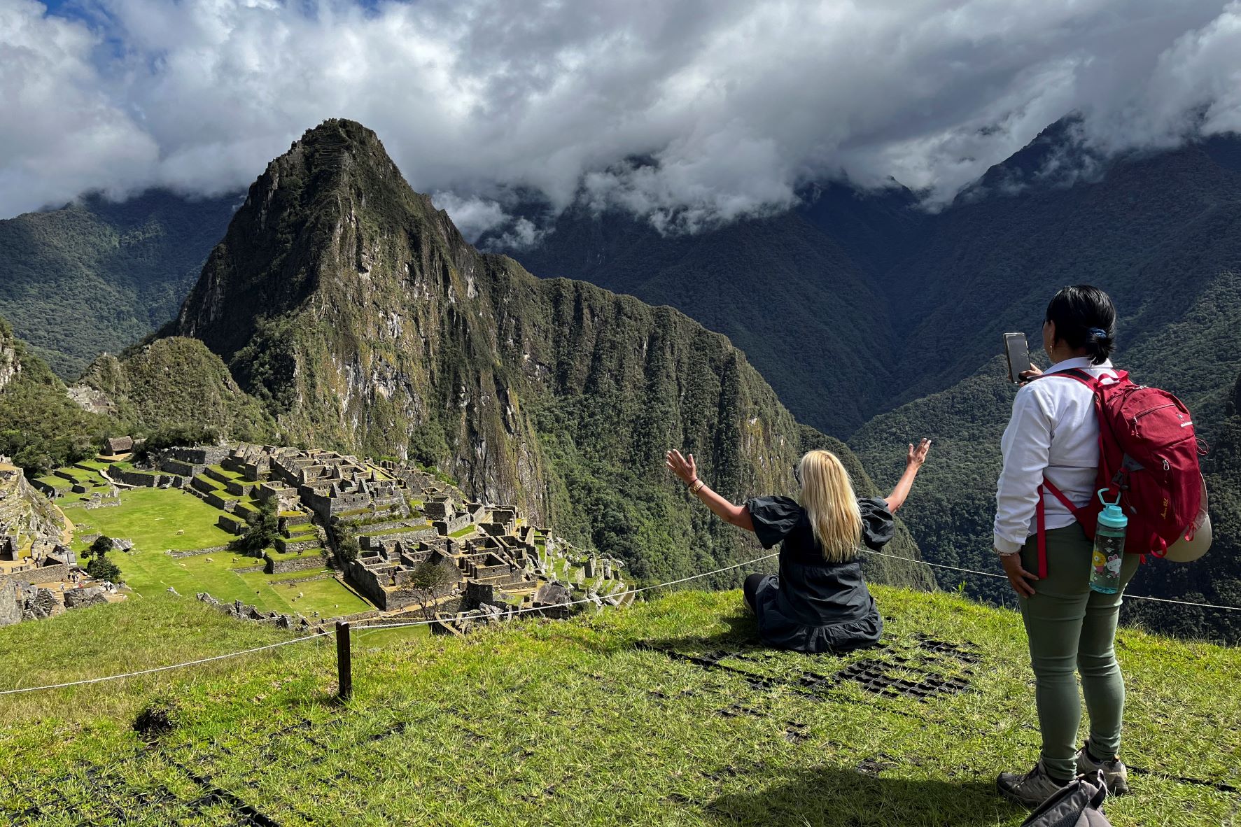 Turisták készítenek fényképet az újra megnyitott Machu Picchuban