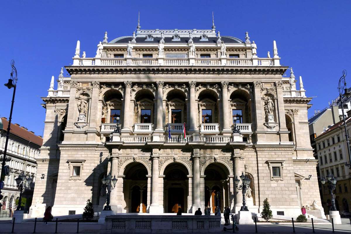 A Magyar Állami Operaház felújított épülete a főváros VI. kerületében, az Andrássy úton.