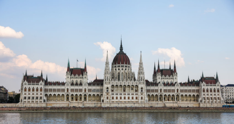 Az Országgyűlés háza a Duna partján