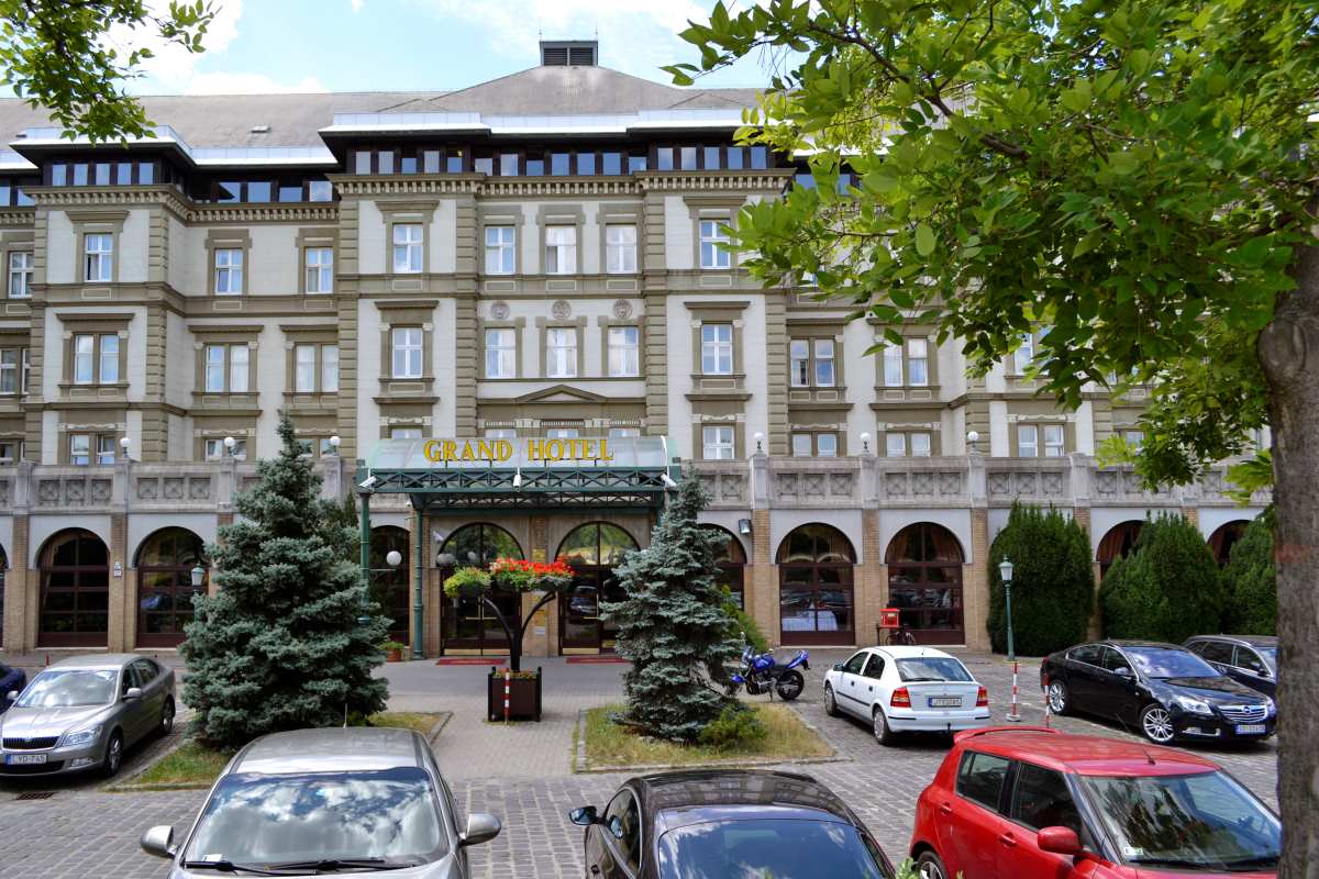 Grand Margitsziget Health Spa Hotel bejárata