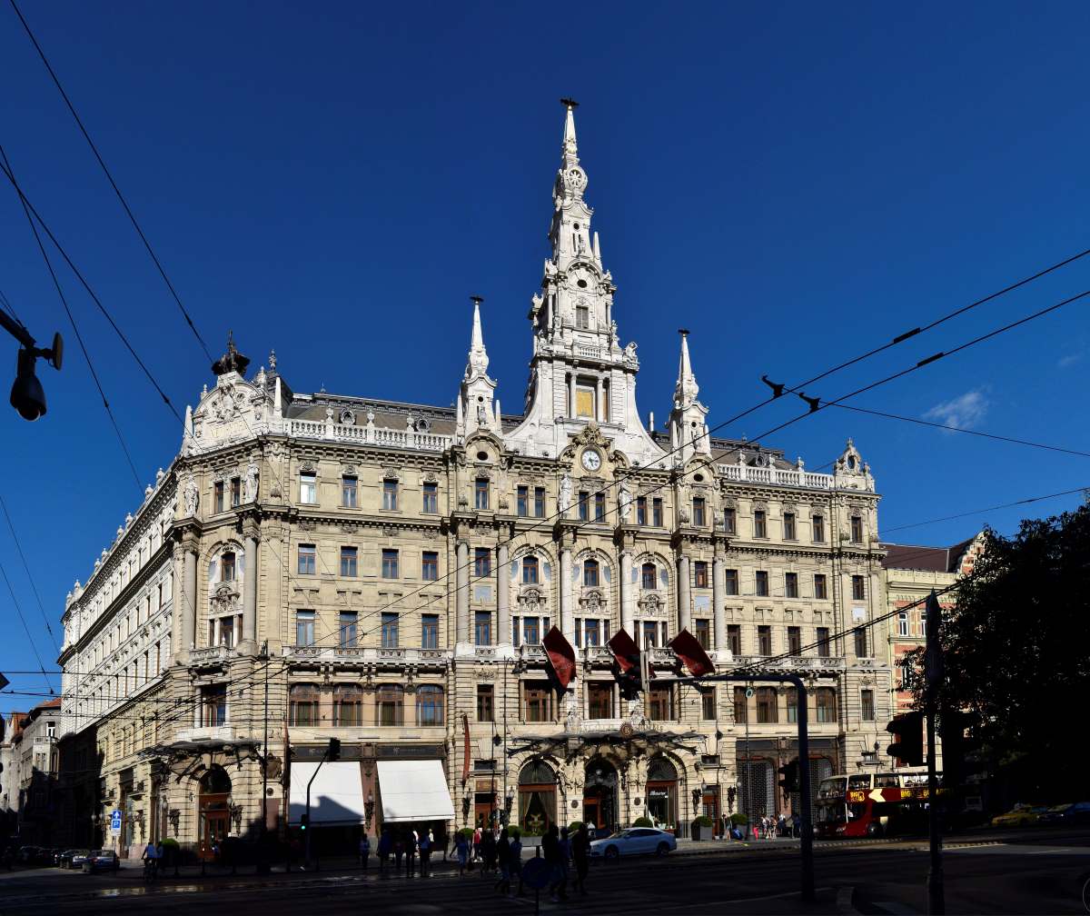 A New York-palota Budapest VII. kerületében, az Erzsébet körút 9–11. szám alatt. Az épület volt biztosítótársasági székház, jelenleg Boscolo Hotel Budapest néven luxusszálloda.