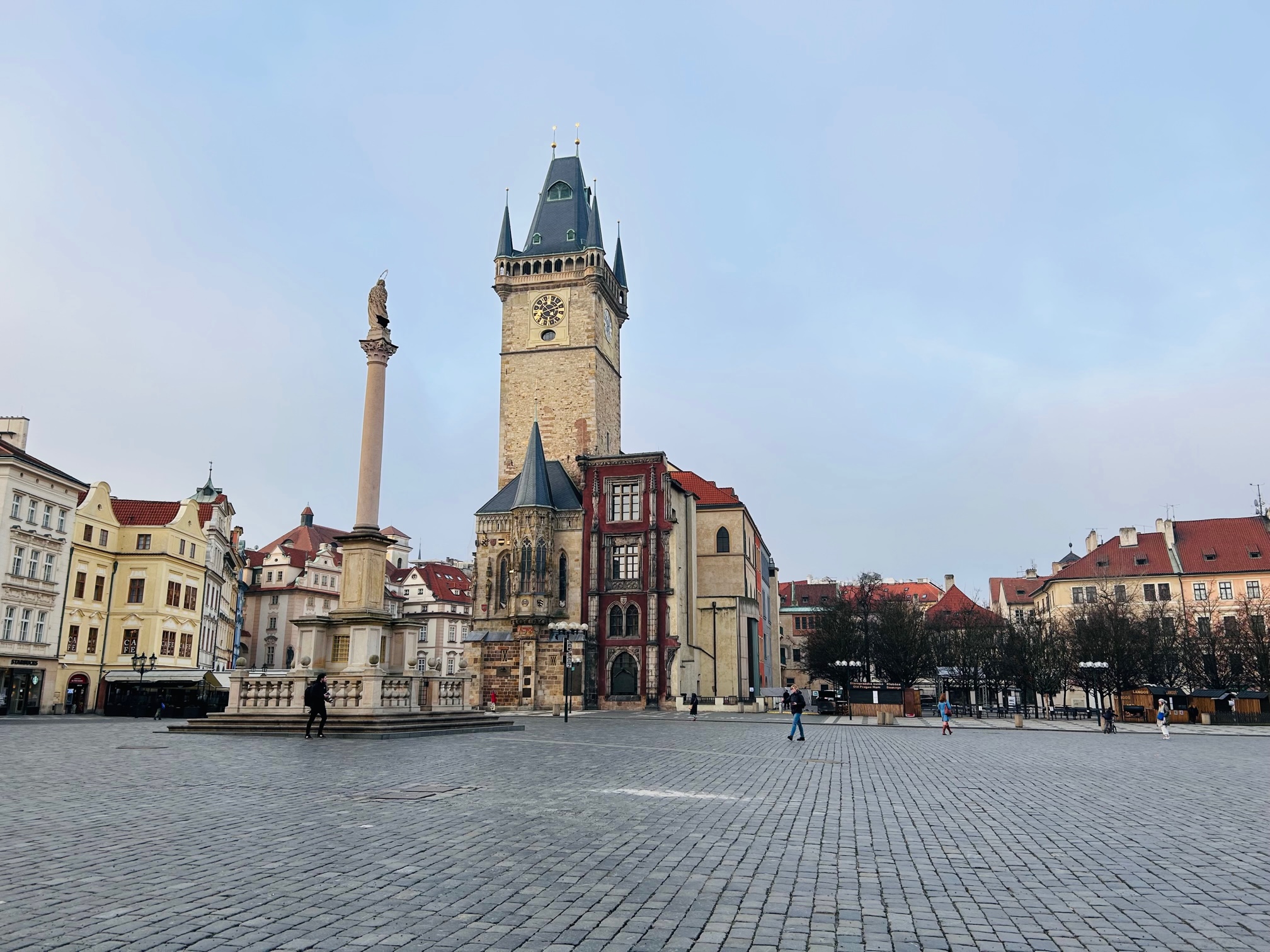 A Városháza és az Orloj a prágai Óváros téren