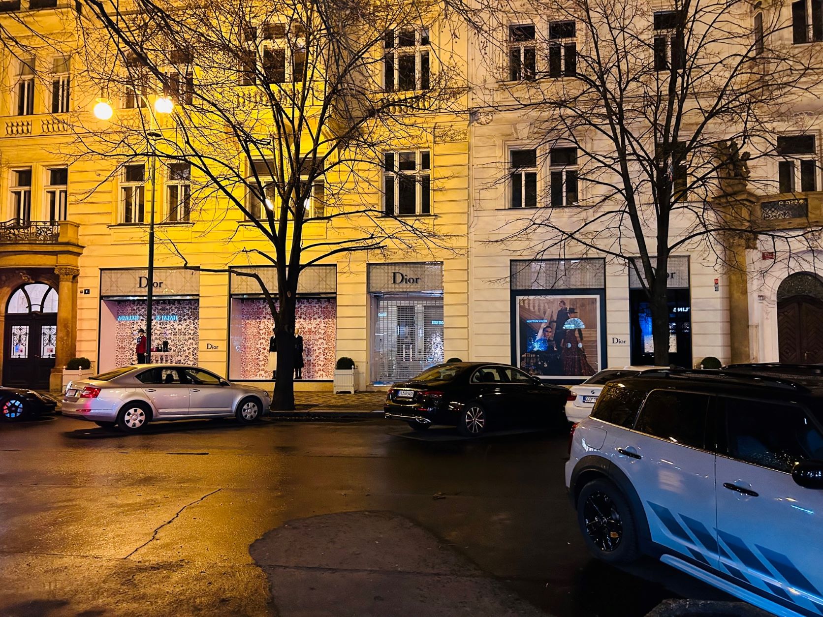 Az elsötétített Dior üzlet Prága bevásárlóutcáján