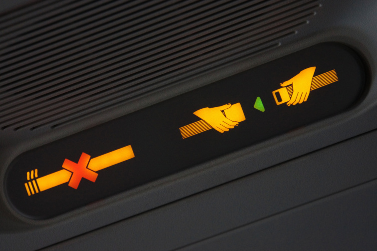 A biztonsági öv használatára utasító jelzés a repülőn