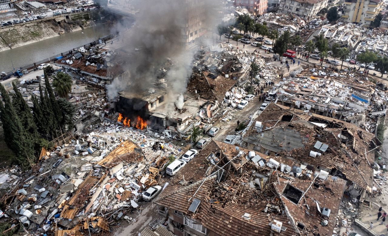 Légi felvétel összedőlt épületek romjairól a dél-törökországi Hatay tartományban 2023. február 7-én.