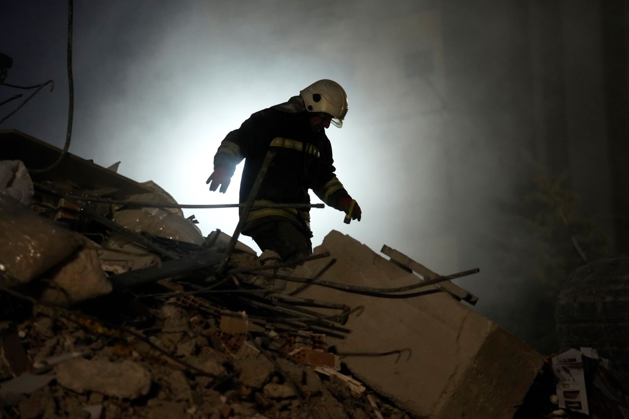 Tűzoltók túlélők után kutatnak egy összeomlott épület romjai között a dél-törökországi Gaziantep városban 2023. február 8-án a török-szíriai földrengés után