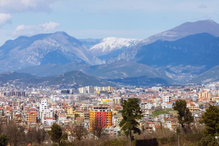 Albánia fővárosa, a közel félmillió lakosú Tirana felülnézetből