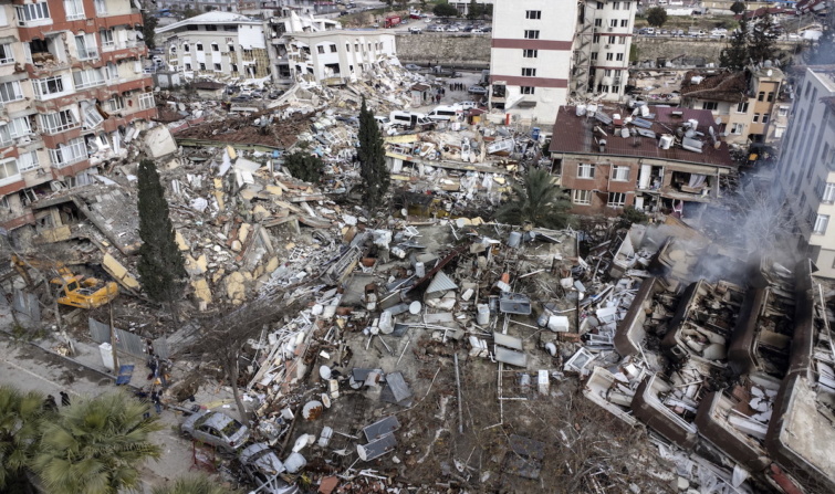 Légi felvétel összedőlt épületek romjairól a dél-törökországi Hatay tartományban