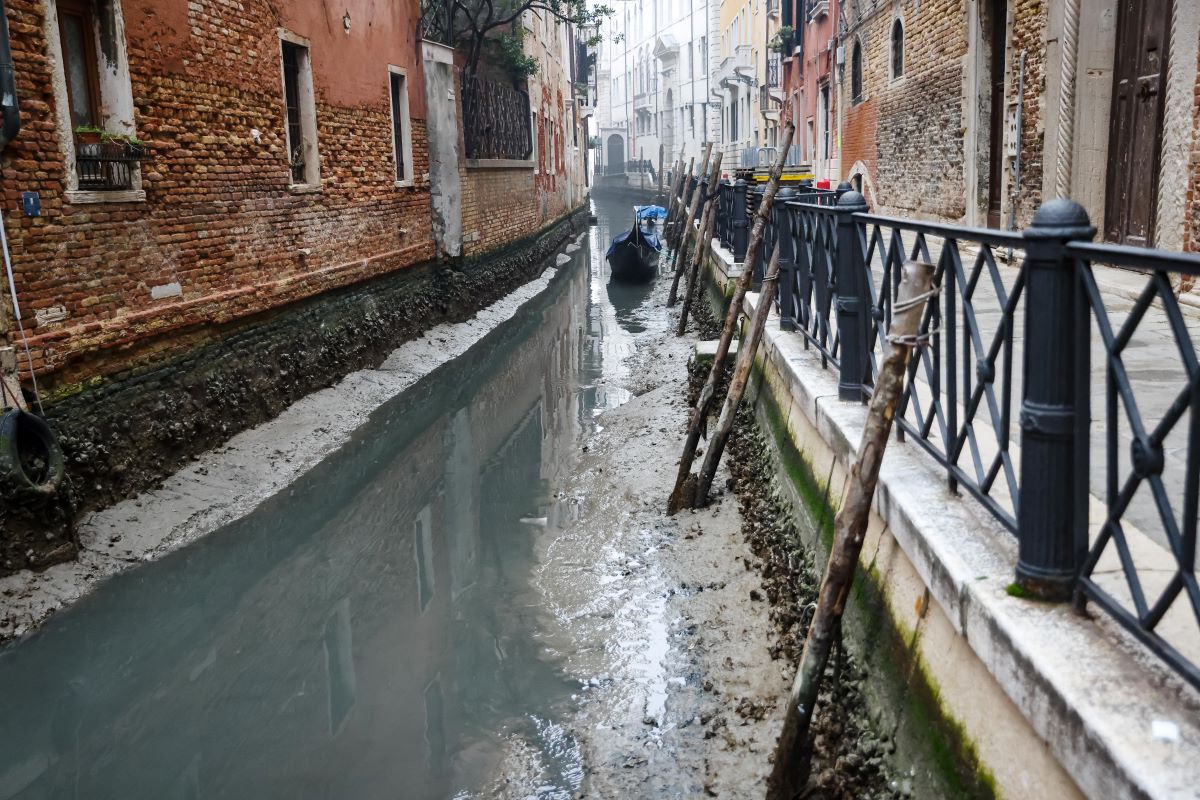 Kiszáradt csatorna Velencében