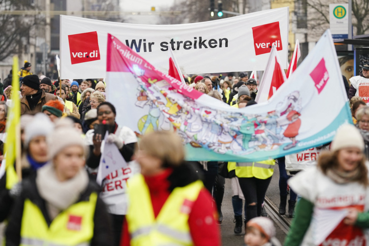 A Verdi szakszervezet dolgozói magasabb bérekért tüntetnek Németországban