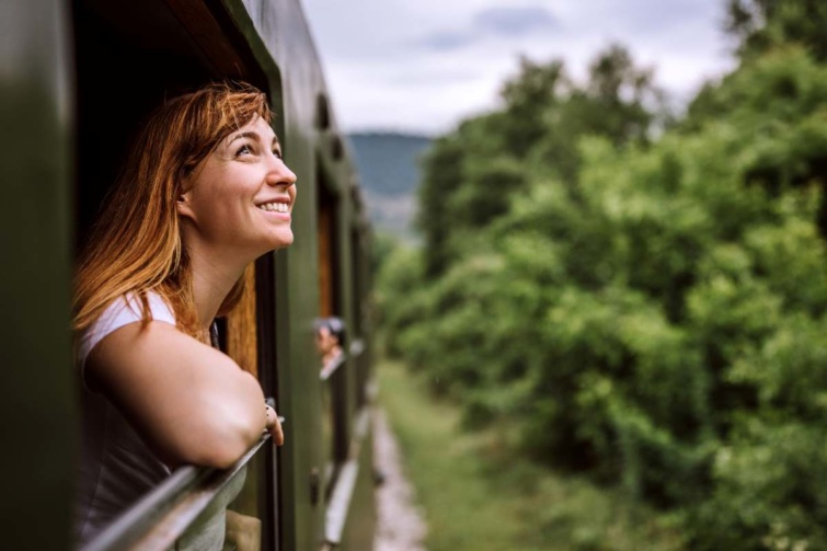 Vonaton utazó fiatal nő