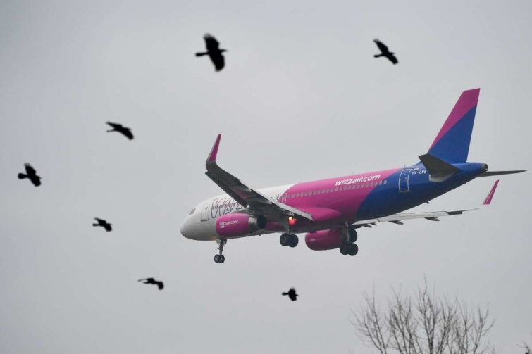 A Wizz Air légitársaság utasszállító repülőgépe leszálláshoz készül a Debrecen Nemzetközi Repülőtérre
