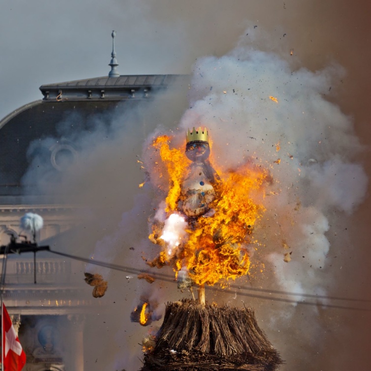 Tavasszal a zürichi Sechseläutenben elégetik a tél jelképének számító Bööggöt. Minél hamarabb felrobban a feje, annál jobb idő várható a nyáron.