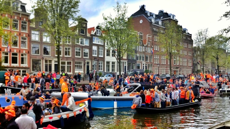 Emberek csónakáznak a Király napja, Hollandia nemzeti ünnepnapja alkalmából