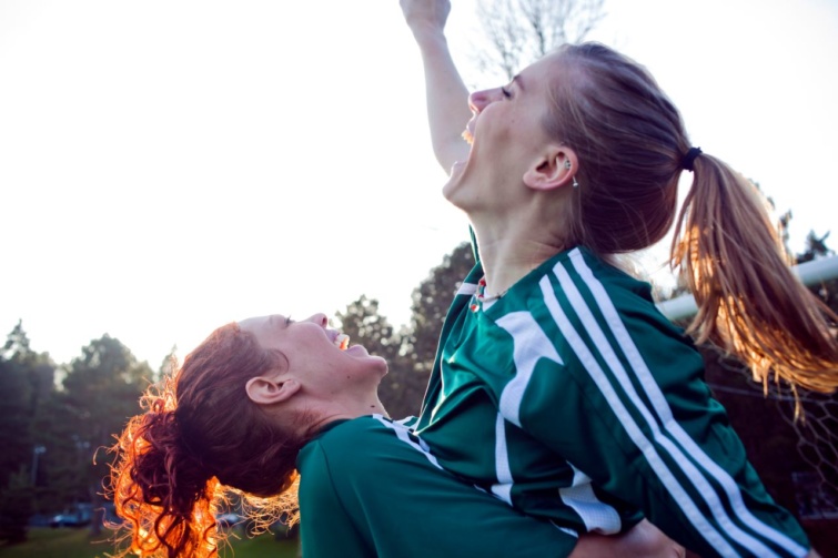 Két fiatal lány örül sport közben