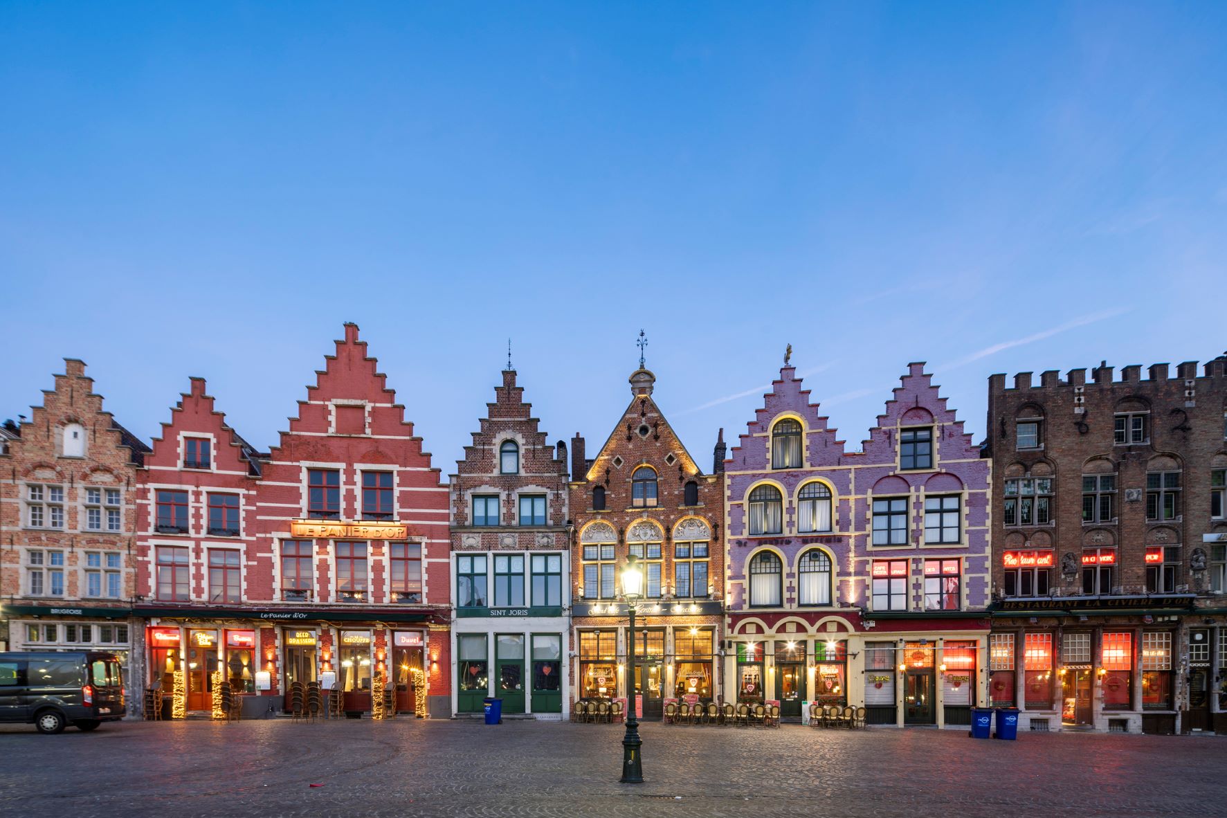 Bruges főtere, ahol a piac is található