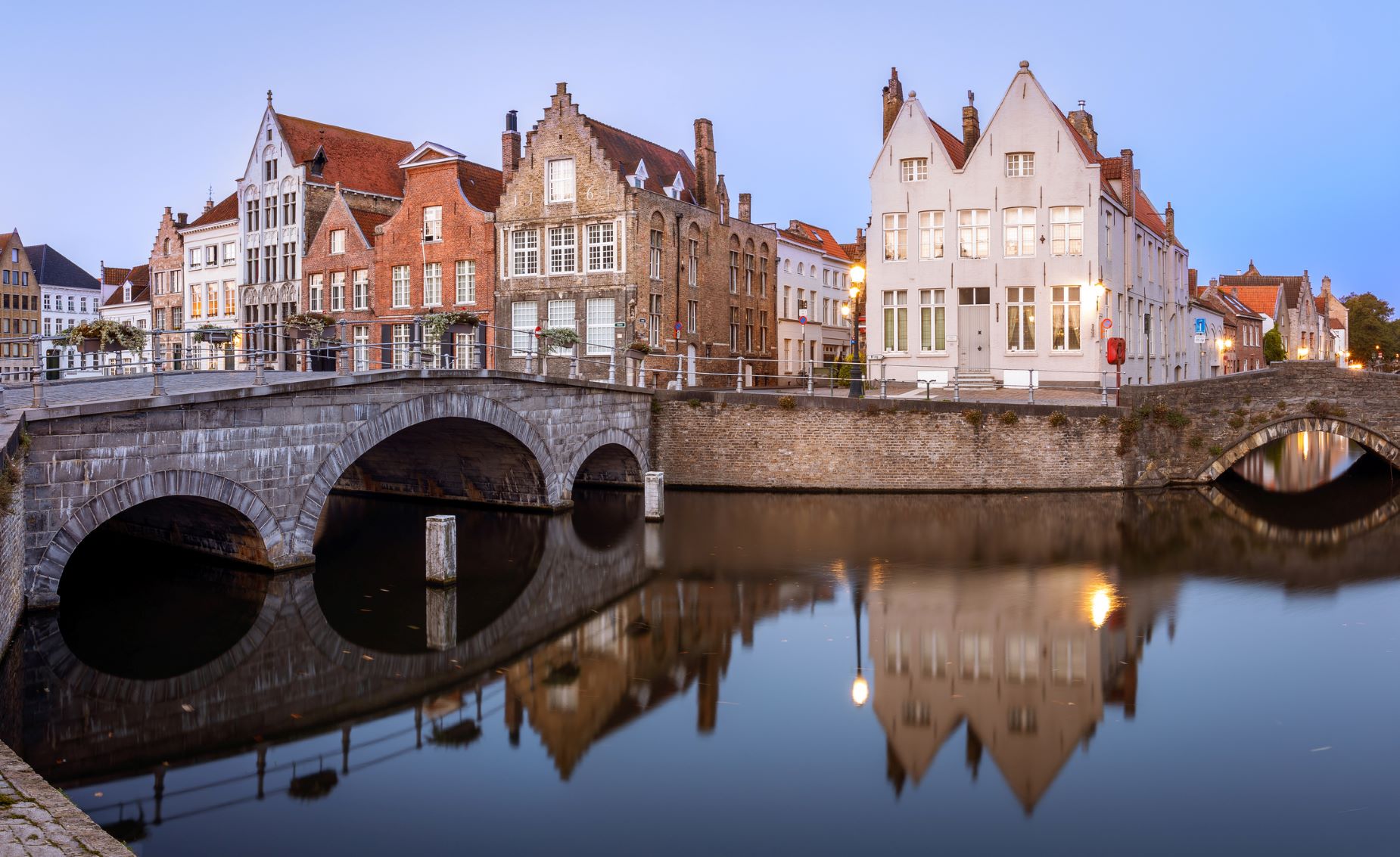 Bruges egyik apró hídja, a háttérben lakóházakkal