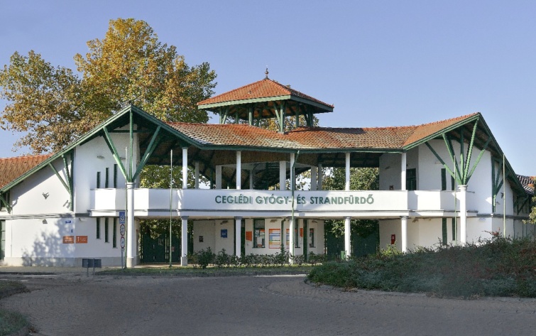 A Ceglédi Gyógy- és Strandfürdõ fõépülete az alföldi város északnyugati részén. 