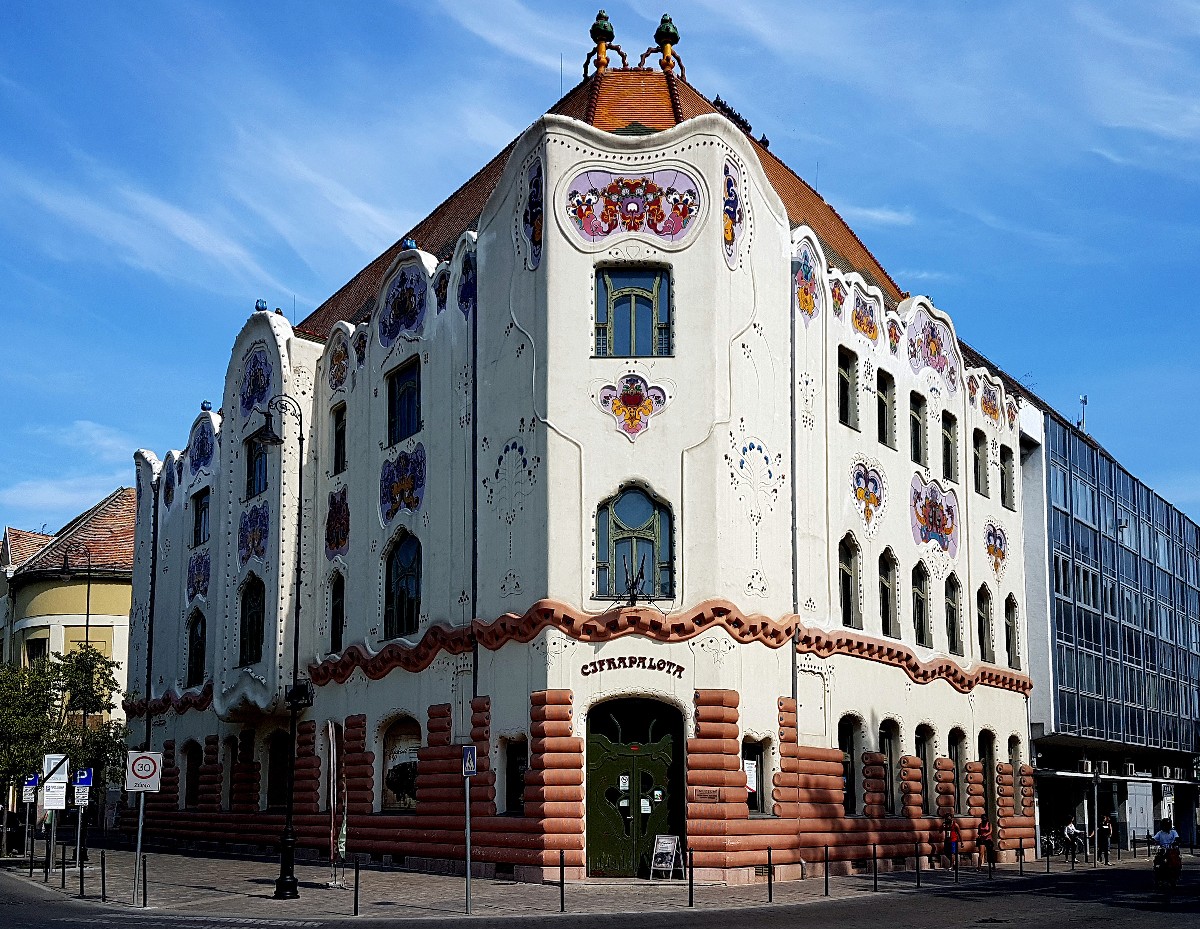 A Cifrapalota műemlék épülete a városközpontban, a Rákóczi út 1-ben, Kecskemét.