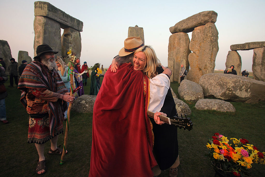 Druida szokásokkal ünnepelnek Stonehenge-nél