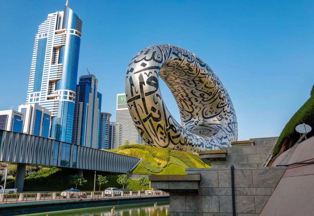 A Jövő Múzeuma egy dubaji felhőkarcoló mellett