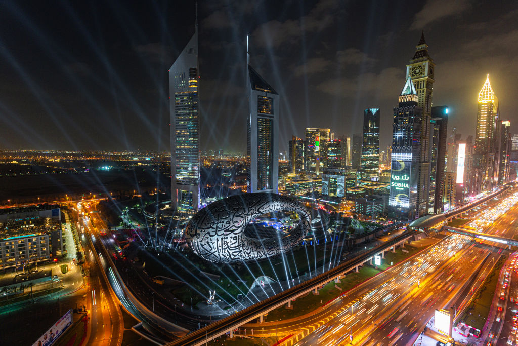 Dubaj látképe és a Jövő Múzeuma éjszakai megvilágításban, madártávlatból