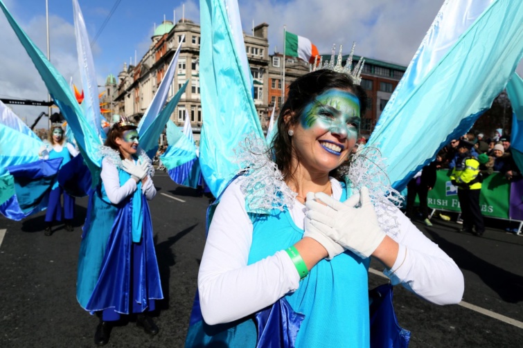 Résztvevők az éves Szent Patrik-napi felvonuláson Dublin belvárosában.