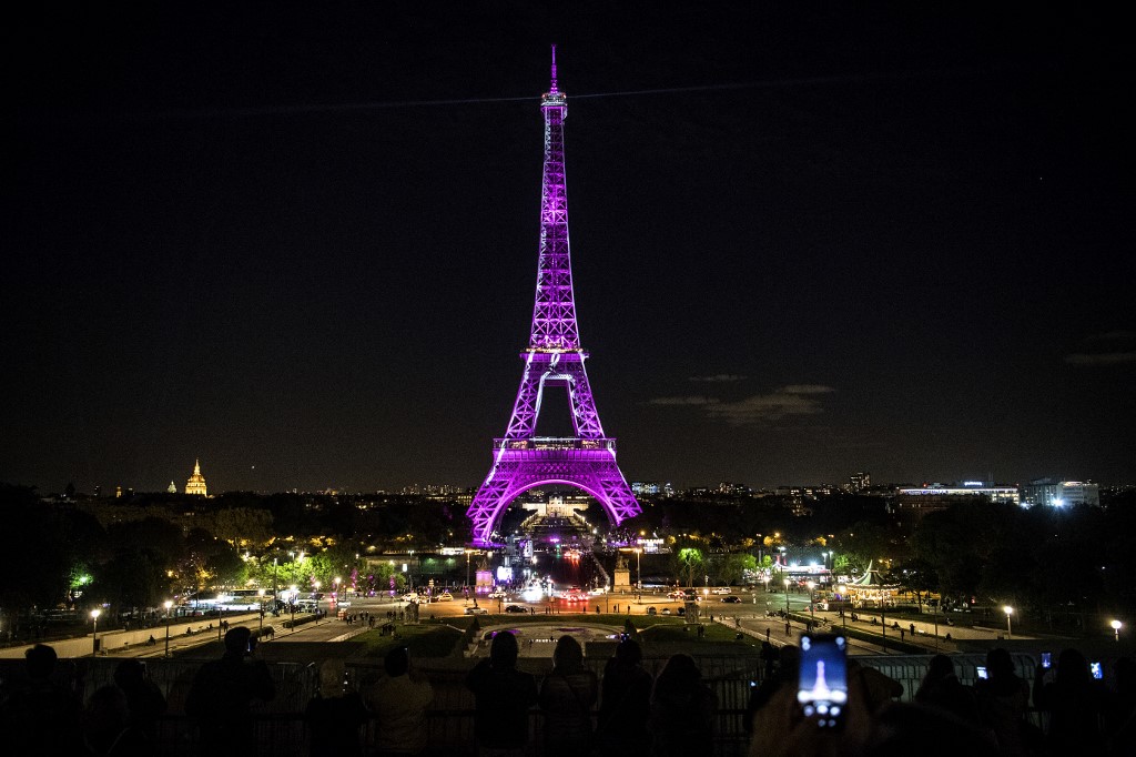 A mellrák elleni kampány miatt rózsaszínű fénnyel megvilágított Eiffel-torony