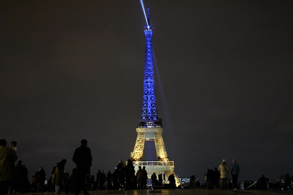 Az orosz-ukrán háború egy éves évfordulója során ukrán nemzeti színekbe "öltöztetett" Eiffel-torony