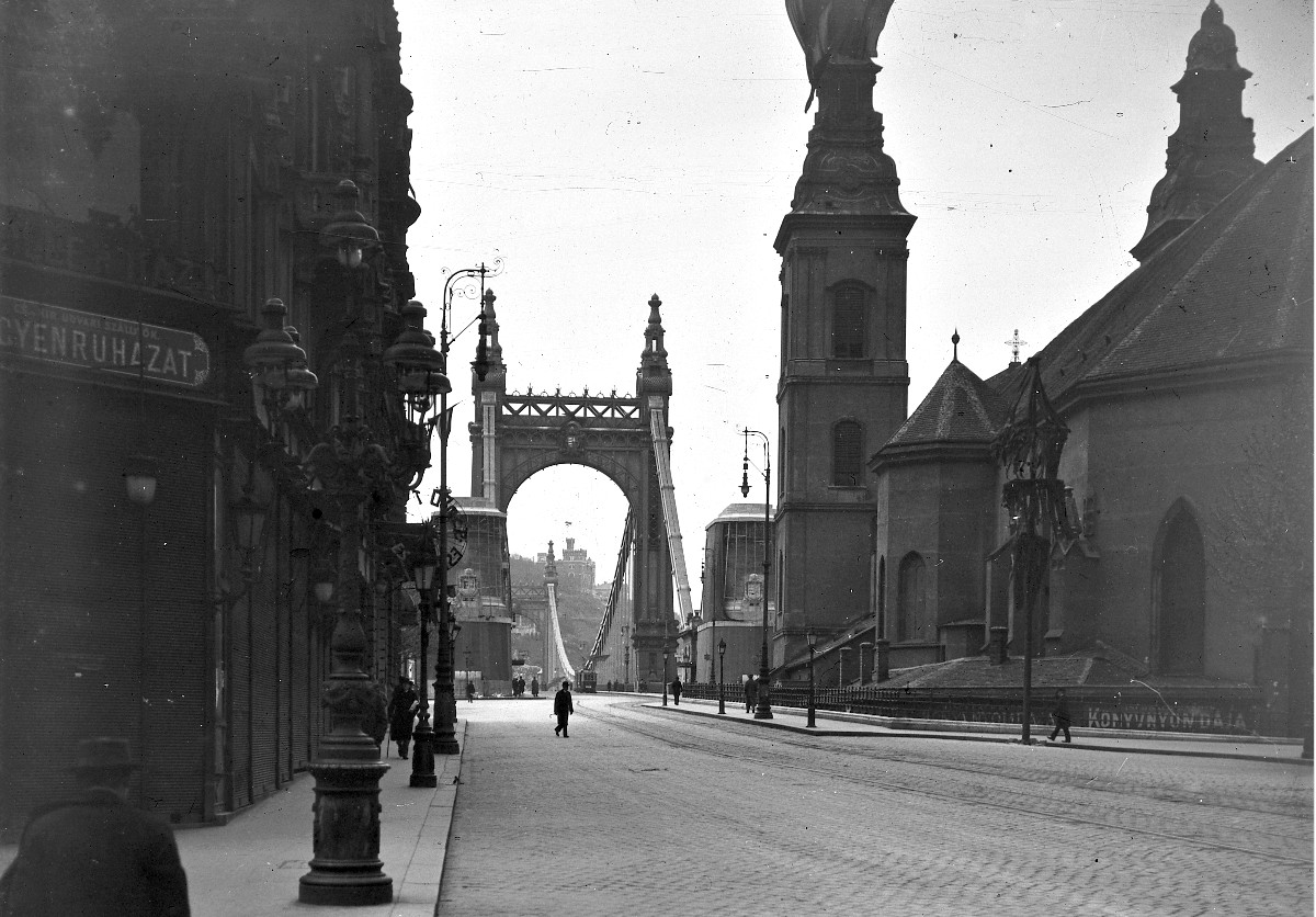 Erzsébet-híd, pesti hídfő