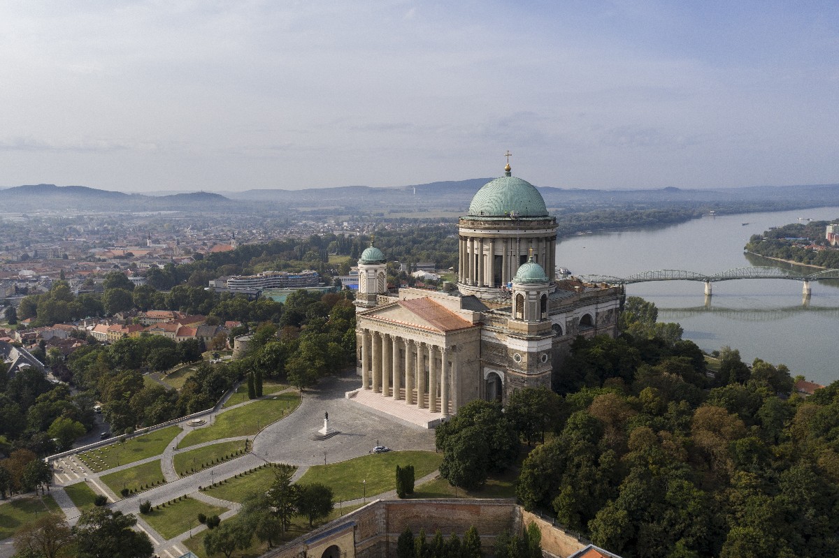 Az Esztergomi Bazilika (teljes nevén Nagyboldogasszony- és Szent Adalbert-főszékesegyház) a Várhegyen. A háttérben a Mária Valéria híd.