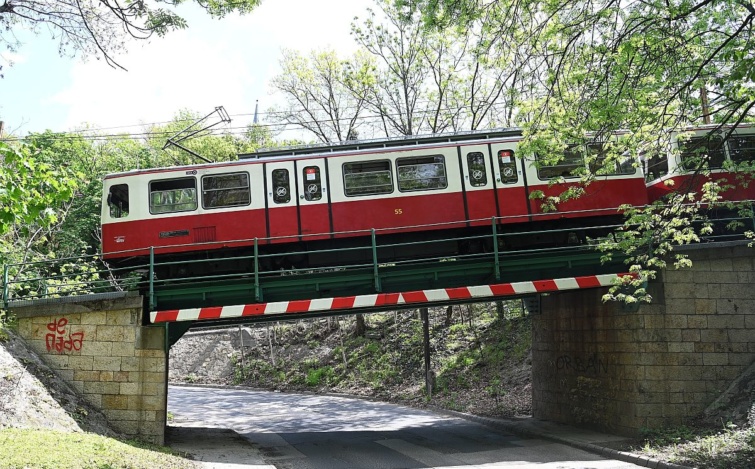 A fogaskerekű vasút SGP (Simmering-Graz-Pauker) gyártmányú szerelvénye halad a Béla Király útja feletti hídon Városkút megállóhelynél 2022. május 3-án.