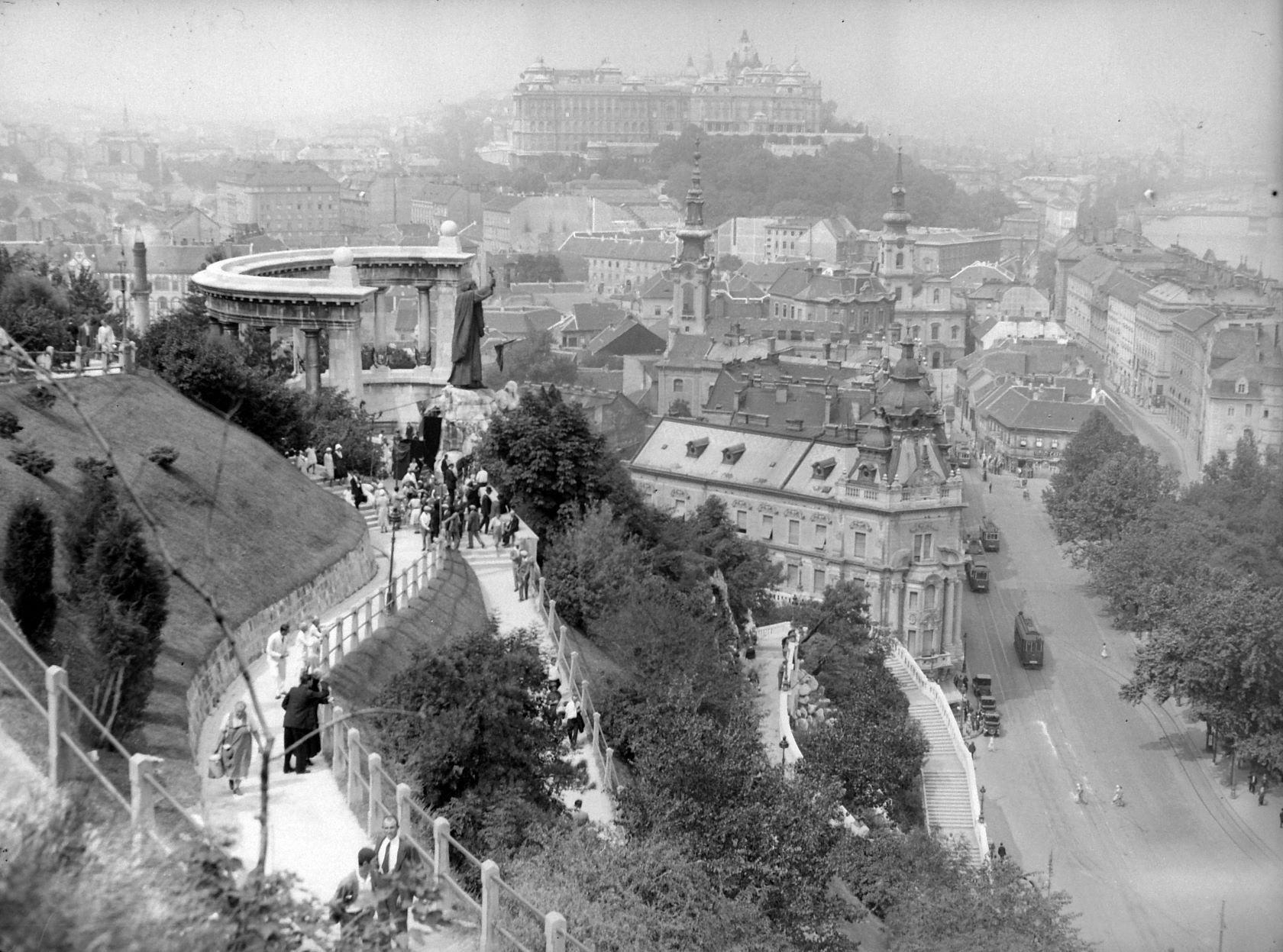 Látkép a Gellért-hegy oldalából a budai Vár felé nézve, 1928