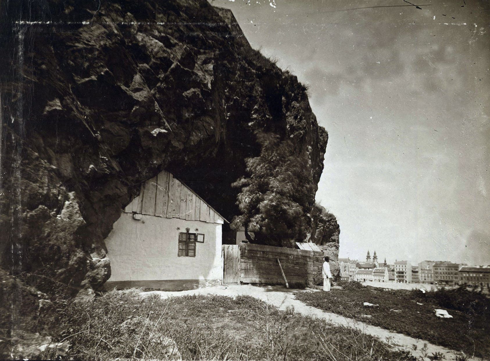 Barlanglakás a későbbi Sziklatemplom helyén.