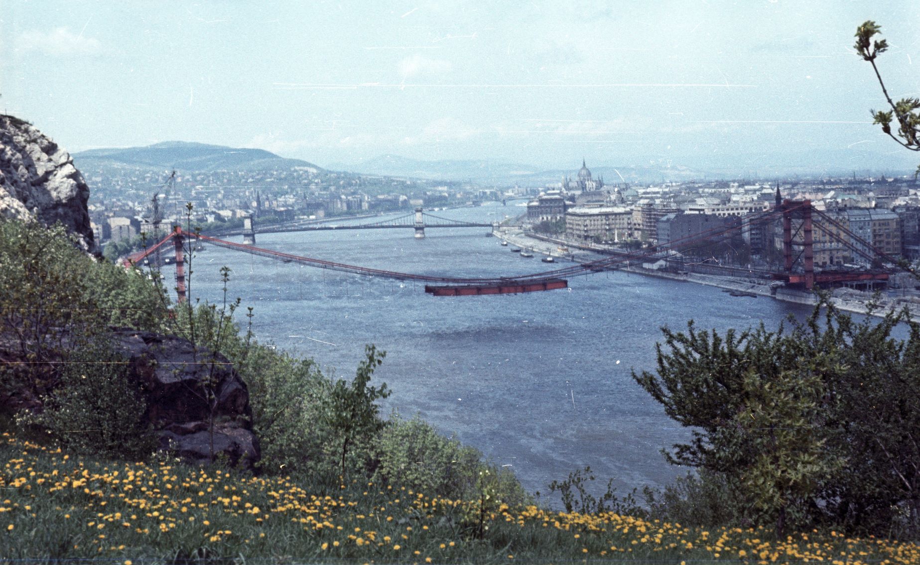 Kilátás az épülő Erzsébet híd felé, 1964