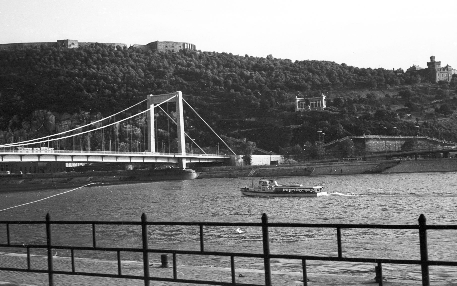 A Gellért-hegy és az Erzsébet híd a Petőfi tér felől