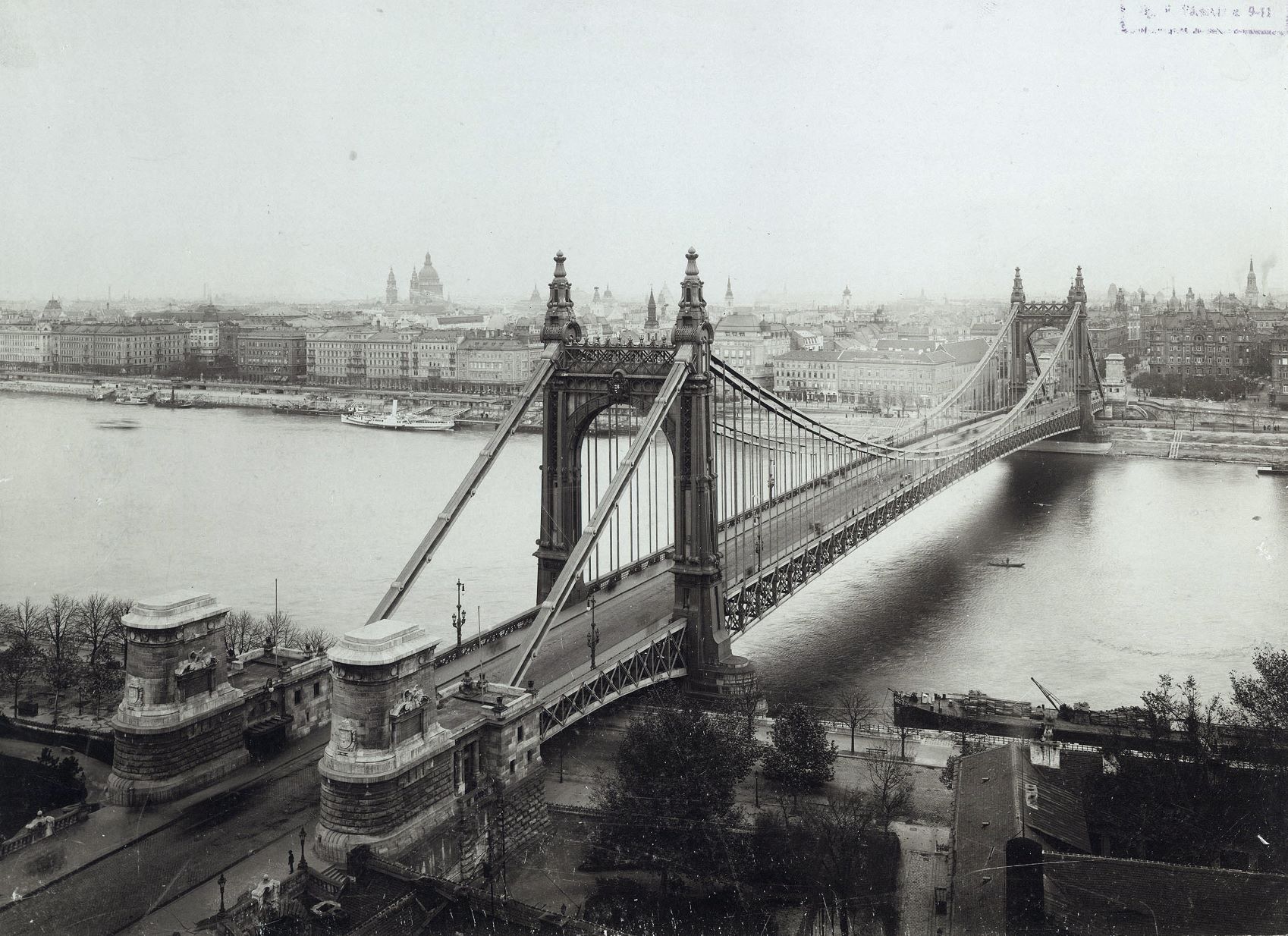 Erzsébet híd a Gellért-hegyről nézve. A felvétel 1913-ban készült.
