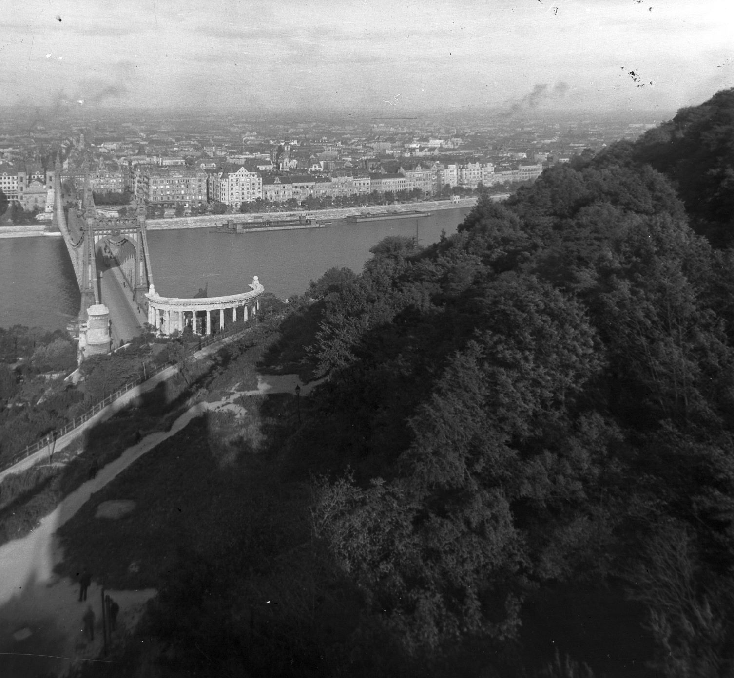 Kilátás a Schoch / Hegedűs - villából a Szent Gellért szobor, az Erzsébet híd és a Belgrád (Ferenc József) rakpart házai felé