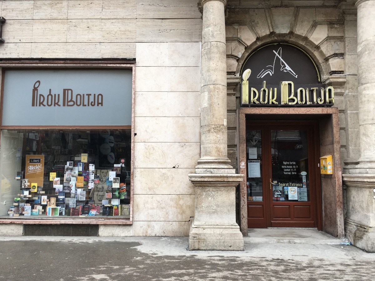 Az Írók Boltja, amely a Japánk kávéház egykori épületében kapott helyet